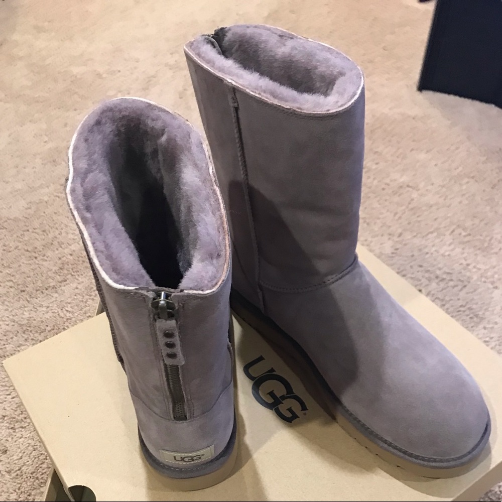 UGG Women’s classic short ZIP boot US size 11 new